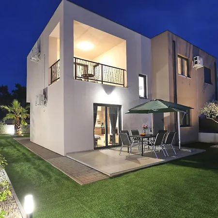 Tri Palme With Heated Pool וילה