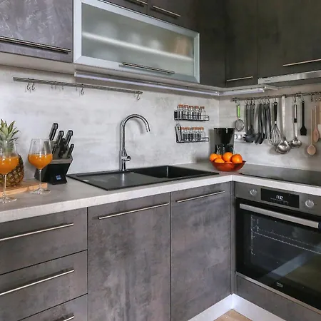 Villa Tri Palme With Heated Pool