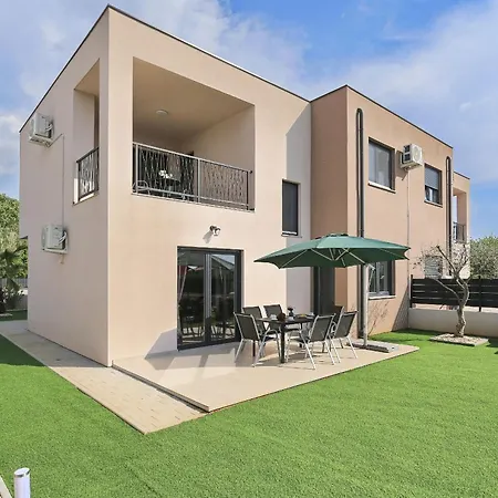 Willa Tri Palme With Heated Pool Vrsi