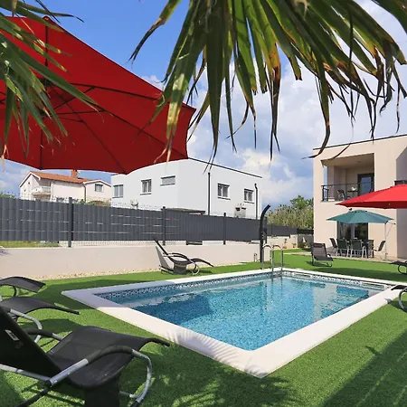 Tri Palme With Heated Pool Willa Vrsi