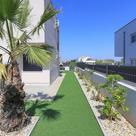 Tri Palme With Heated Pool Willa Vrsi