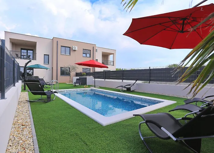 Tri Palme With Heated Pool Vila *